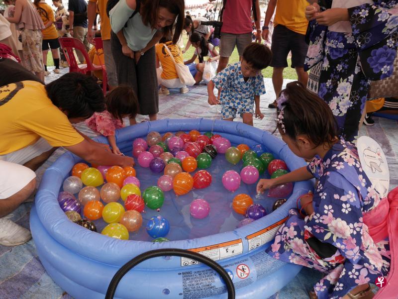 日本夏祭传统游戏之一——捞水球。（日本人协会提供）