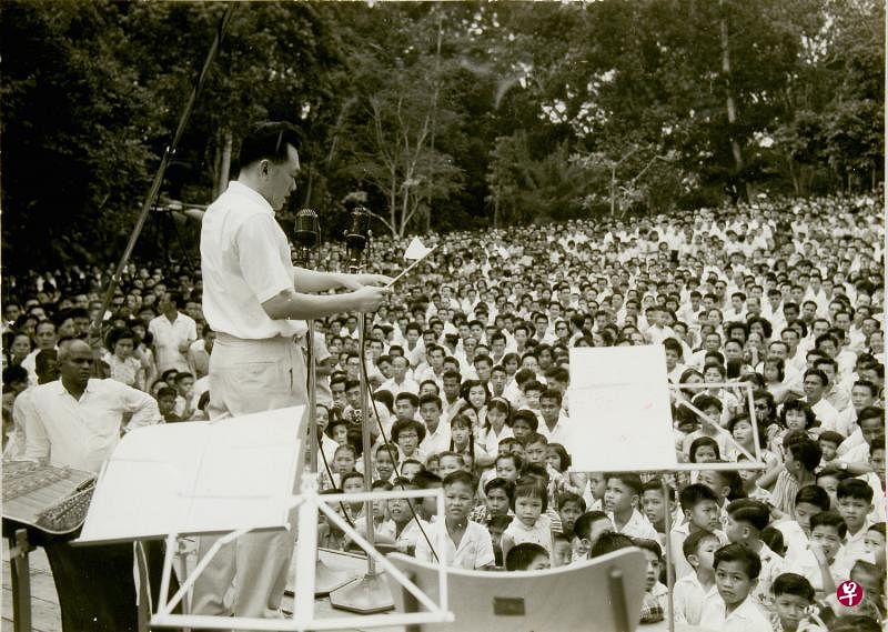 1959年8月2日，时任总理李光耀在植物园靠近天鹅湖的草坪上，为我国首个多元文化音乐会系列“Aneka Ragam Ra’ayat”主持开幕式。（档案照片）