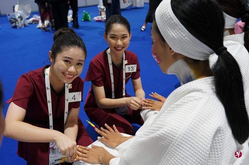 工艺教育学院学生林惠芳（左）代表我国参加世界技能亚细安竞赛，在美容疗法项目中夺金。（工艺教育局提供）