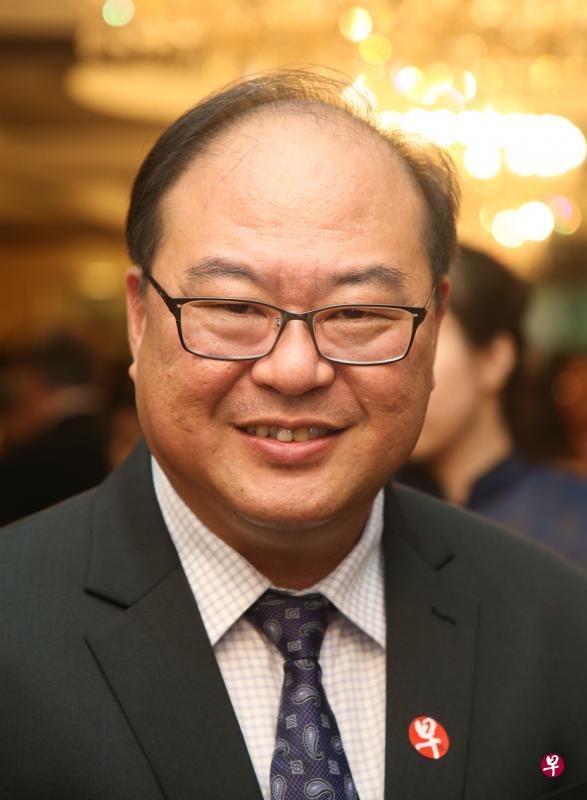 我从小就有读报纸的习惯，现在主要阅读体育、社论和财经新闻。由于言论版会邀请学者和评论员等分享看法，这让我从不同角度看新闻，了解事件对不同阶层的影响。——南安会馆会长陈奕福