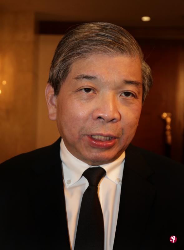 阅读早报已成为我生活的一部分，每天都必须做的一件事。出差的时候，我会叫职员替我保存报纸，方便我回国后阅读。若在早报看到好的内容，我也会转载新闻内容，分享给朋友圈。——新加坡工商联合总会主席张松声