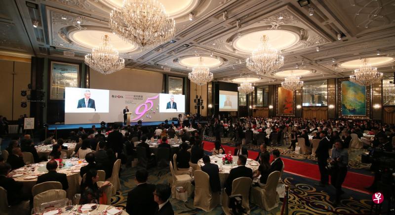 《联合早报》昨晚在香格里拉大酒店举行95周年报庆晚宴，出席的各界人士约500人，主宾李显龙总理受邀上台致辞。（陈渊庄摄）