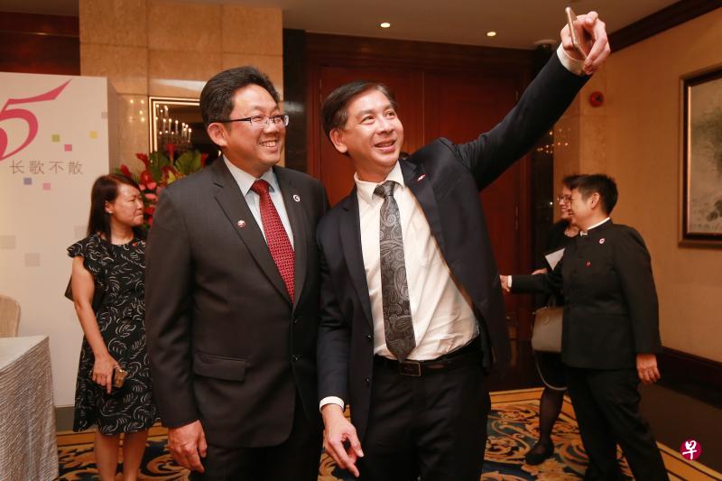 新加坡报业控股执行总裁伍逸松（左）与裕廊集选区议员洪维能在会场上自拍留影。（唐家鸿摄）
