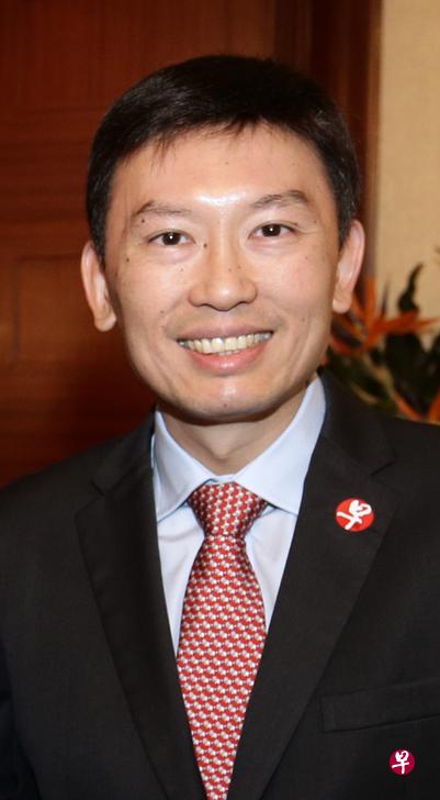 我父母亲有订早报，但我也鼓励他们用早报手机应用阅读早报，因为字体可以放大，老人家阅读时眼睛没那么吃力。眼睛疲倦时，他们也可以通过手机应用把新闻念来听。——教育部兼贸工部高级政务部长徐芳达