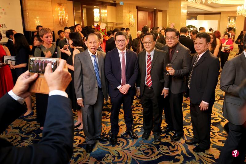 新加坡派报同业公会前会长刘添文（左起）、新加坡政府投资公司首席执行官林昭杰、曾担任《联合早报》高级副总编辑的前宏茂桥集选区议员成汉通、玲子传媒执行董事兼总编辑林得楠和新加坡派报同业公会会长洪荣成合照留念。（龙国雄摄）