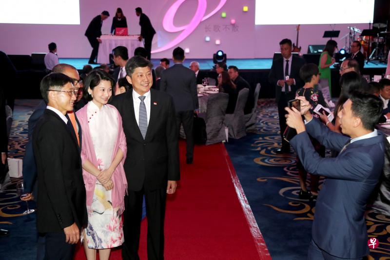 同为白沙—榜鹅集选区议员的总理公署部长、全国职工总会秘书长黄志明（右起）、内政部兼国家发展部高级政务次长孙雪玲、交通部兼通讯及新闻部高级政务部长普杰立医生和张思乐在《联合早报》95周年报庆晚宴上合影。（龙国雄摄）