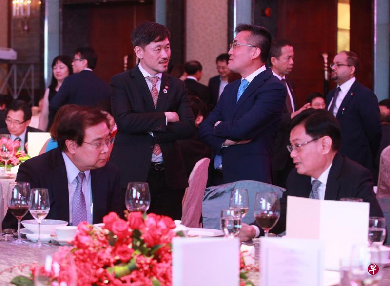 财政部长王瑞杰（右一）和华侨银行总裁钱乃骥（左一），以及新加坡报业控股副执行长陈康威（左二）和新加坡海事及港务管理局局长陈国强在晚宴上交流。（唐家鸿摄）