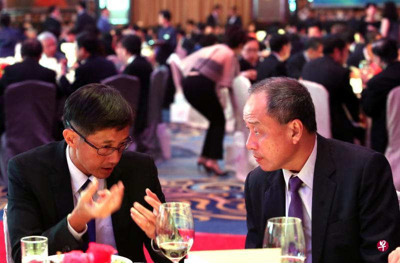 白沙—榜鹅集选区议员张思乐（左）和工人党前秘书长刘程强在晚宴上交谈。（何炳耀摄）