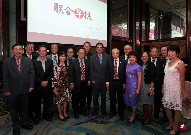 《联合早报》前总编辑林任君（中）与早报现任和前报人合影留念。（何炳耀摄）