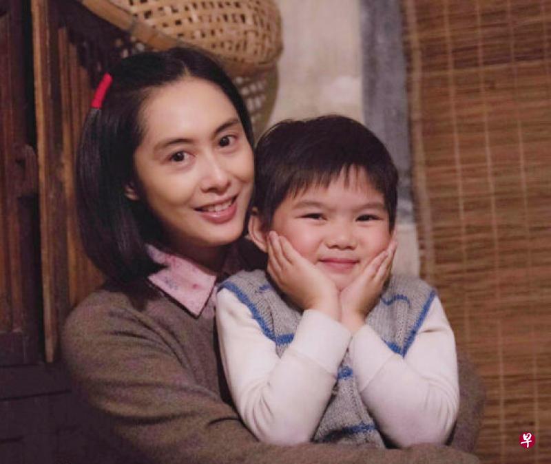 朱茵在《古宅》中演村妇，育有五岁男孩。（网络图）