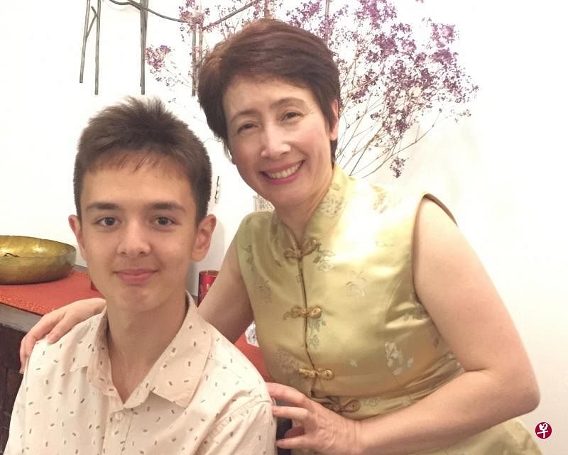 黄颖坚持和儿子只说华语，丈夫则和儿子说英语，儿子能自如运用两个语言。（图片由受访者提供）