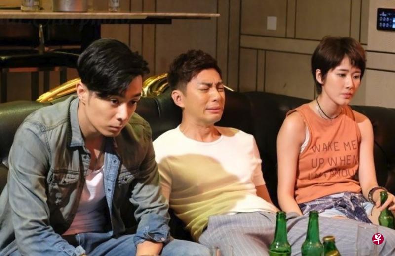 周柏豪（左起）、袁伟豪和邓佩仪剧中为梦想奋斗的精神，让观众看到香港人的韧性。（互联网）