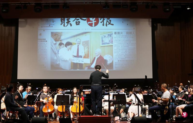 新加坡华乐团的乐手昨天在音乐总监叶聪（背对镜头）的指挥下，配合投影进行了首次排练。（叶振忠摄）