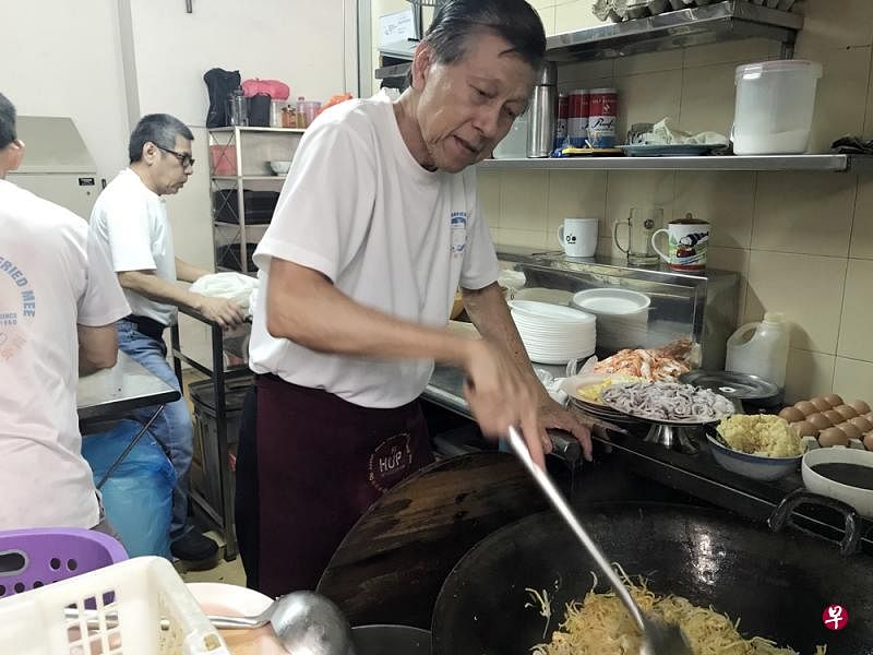 71岁的摊主黄福华如今仍亲自掌勺。（刘柳摄）