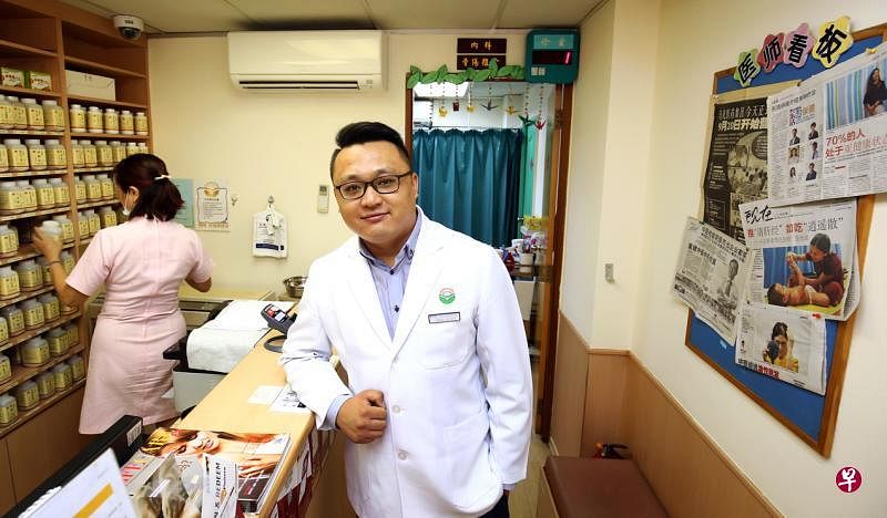马光保健集团医师张宇飞借由报纸，搭建与患者的桥梁，增加与他们的互动。（萧紫薇摄）