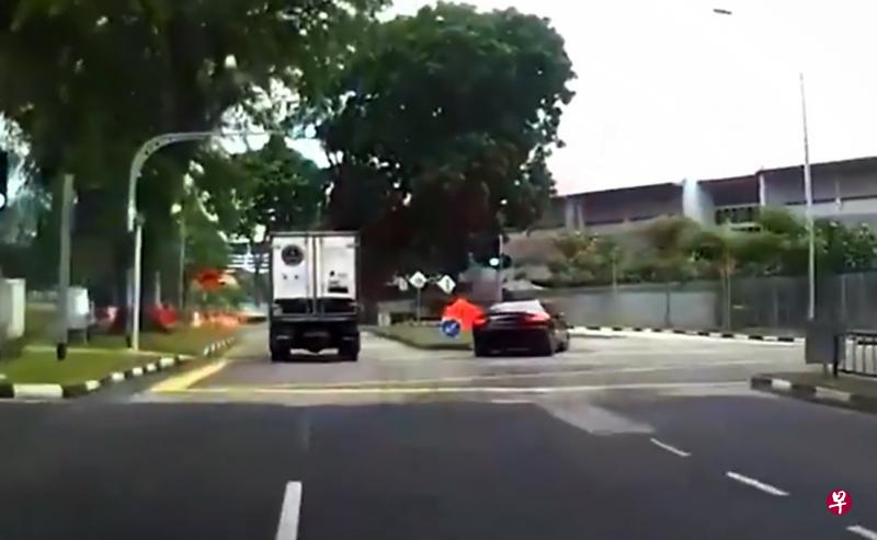 网上视频显示，玛莎拉蒂轿车为超车，闯过路堤高速逆向行驶。司机事后因危险驾驶被捕。（取自面簿）