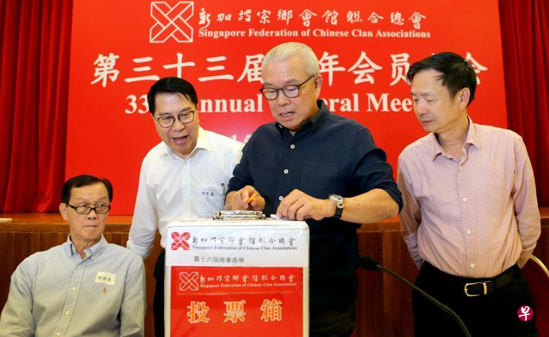 即将卸下宗乡总会会长一职的蔡天宝（右二），昨天在第33届会员大会上为宗乡总会第二阶段选举开箱计票。在一旁见证开票的是两名现任副会长何侨生（左一）和钟声坚（右一），以及财政方百成（左二）。（严宣融摄）