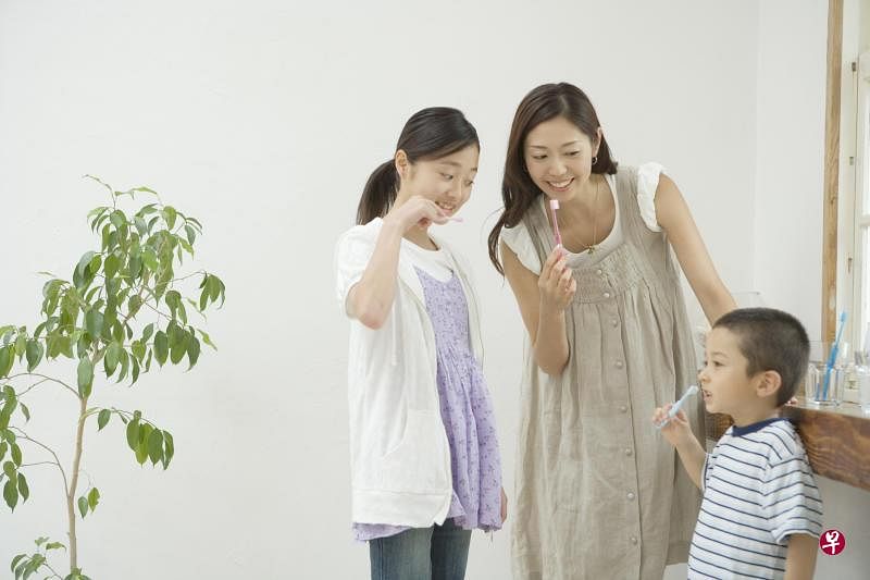 牙医建议，孩童刷牙时，家长应该在旁监督整个过程。（图：istock）