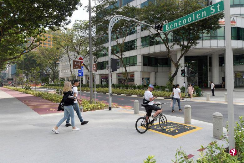 明古连街（Bencoolen Street）为行人和脚踏车骑士打造行人道，鼓励更多人减少用车。（海峡时报）