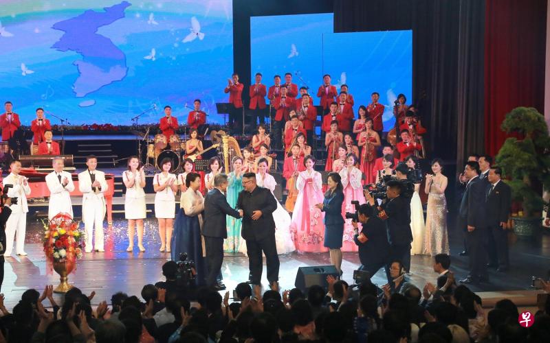 9月18日晚上，文在寅与金正恩在平壤大剧场，一起观赏三池渊管弦乐团的文艺演出。表演结束后，两人一起上台致意，台上台下报以热烈掌声。（路透社）