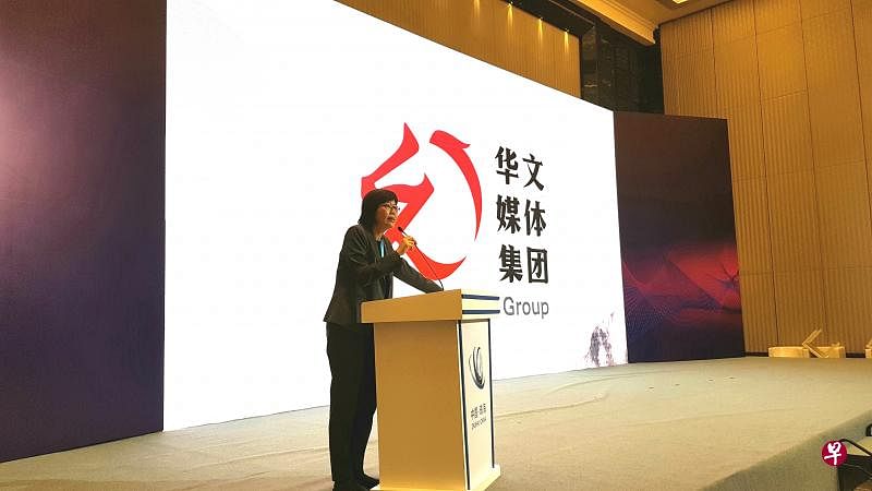新加坡报业控股华文媒体集团主管李慧玲今午在一场平行论坛上发表演说。（王纬温摄）