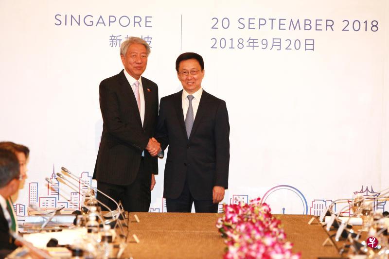 张志贤（左）今早是与到访的中共政治局常委、中国国务院副总理韩正（右），共同主持会议。韩正也是联委会中方主席。（邝启聪摄）