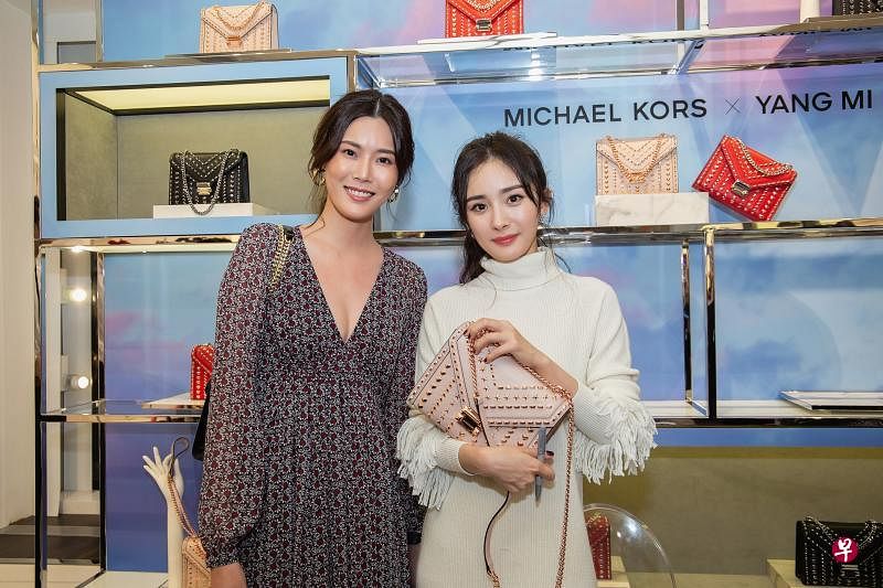 本地艺人黄思恬（左）上周在Michael Kors x Yang Mi包包推介会上与女星杨幂合影。（品牌提供）