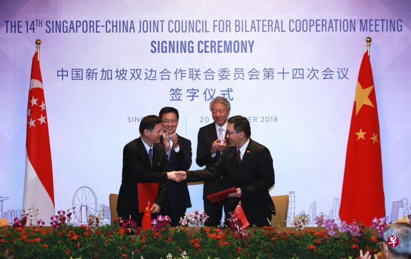 在新加坡副总理张志贤（后右）和中国国务院副总理韩正（后左）的见证下，苏州市长李亚平（前左）和我国贸工部常任秘书罗锦贤分别代表苏州工业园区管委会与新加坡企业发展局、科技研究局，共同签署了《关于深化在科技创新创业与商业化领域合作的谅解备忘录》。（邝启聪摄）