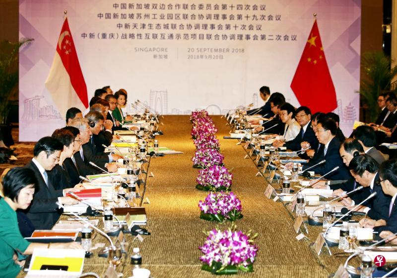 我国副总理兼国家安全统筹部长张志贤（左五）率领财政部长王瑞杰（左四）、外长维文（左七）、文化、社区与青年部长傅海燕（左三）、国家发展部长黄循财（左二）等内阁部长，参加由他与中共政治局常委、中国国务院副总理韩正（右五）共同主持的新中双边合作联合委员会会议。（邝启聪摄）