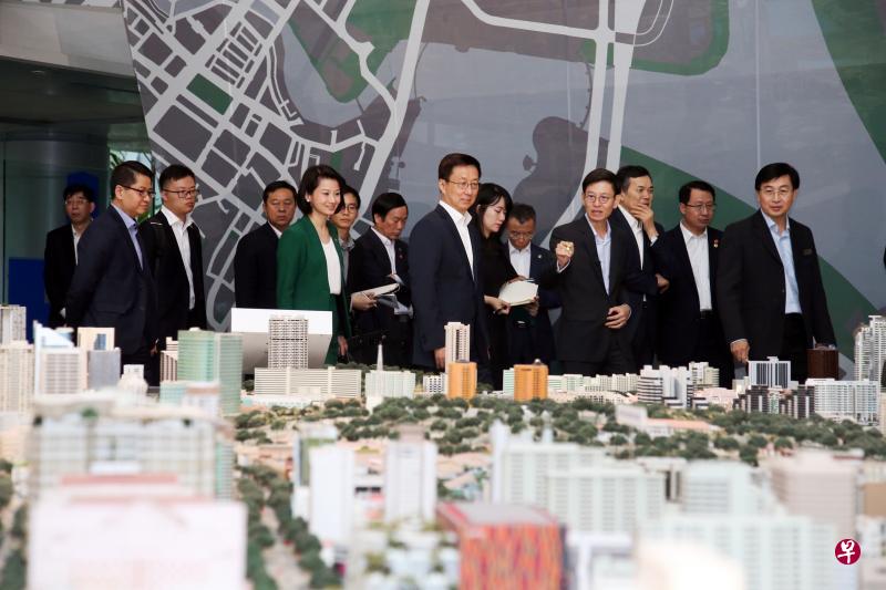 中共政治局常委、中国国务院副总理韩正（前排左三）昨天傍晚在我国内政部兼国家发展部高级政务次长孙雪玲（前排左二）和新加坡驻华大使罗家良（前排左一）的陪同下，到市区重建局参观，了解我国的城市规划。（邝启聪摄）