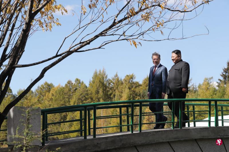 文在寅和金正恩在白头山附近散步。（法新社）