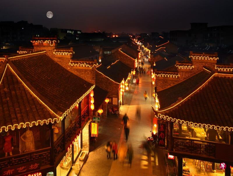 “天下三分明月夜，二分无赖是扬州。”——徐凝（唐）华灯初上，俯瞰扬州东关古街。