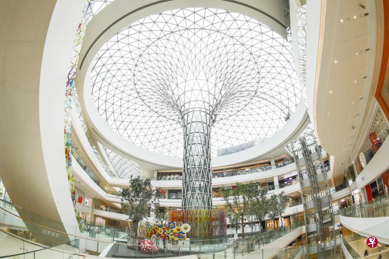 LuOne项目由建筑大师萨夫迪设计，光线通透、动线布局合理，给消费者带来更好的体验。（凯德提供）