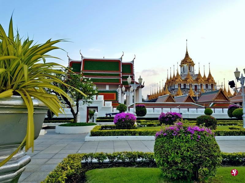 曼谷老城百年以上的寺庙很多，例如这座建于1846年金碧辉煌的Loha Prasat。