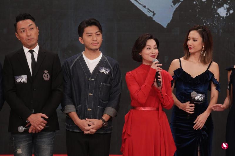 袁伟豪（左二）拍摄《铁探》期间痛失父亲，他说剧组里每一个人都很关心他。（TVB提供）