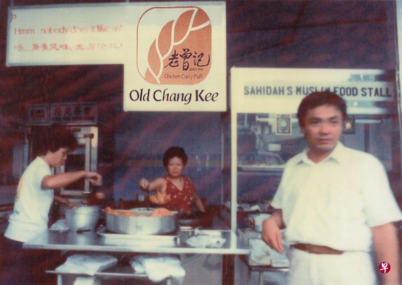 1986年，韩权元（右）从摊主手中接过老曾记。挂在上头的是当年重新设计，沿用到今日的商品标志。（老曾记提供）