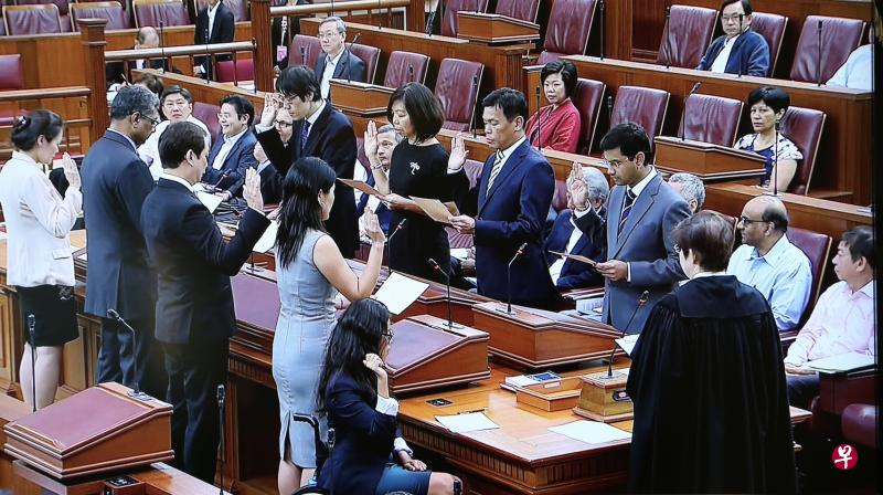 九官委议员宣誓就职。（gov.sg截图）