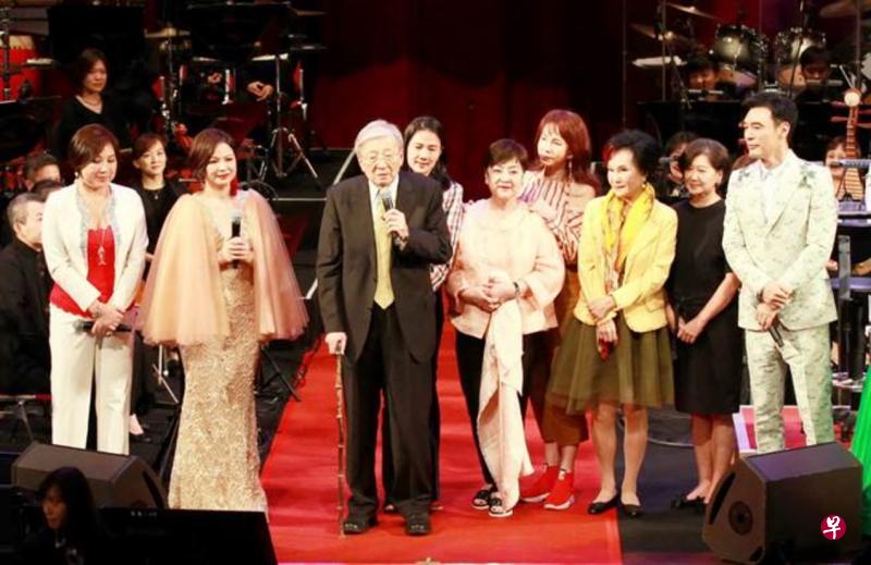 李行（中间穿西装者）的音乐会，演员、歌手力挺。（互联网）