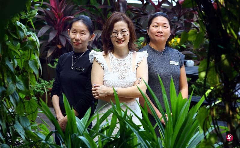 产后抑郁症患者吴芯仪（中）在生下两个孩子后两度患病，她目前仍在服用药物控制病情。她希望现身说法，能让更多新手妈妈认识到及时求助，以及家人支持的重要性。左一为陈瑜医生，右一为资深心理辅导员王丽莲。（萧紫薇摄）