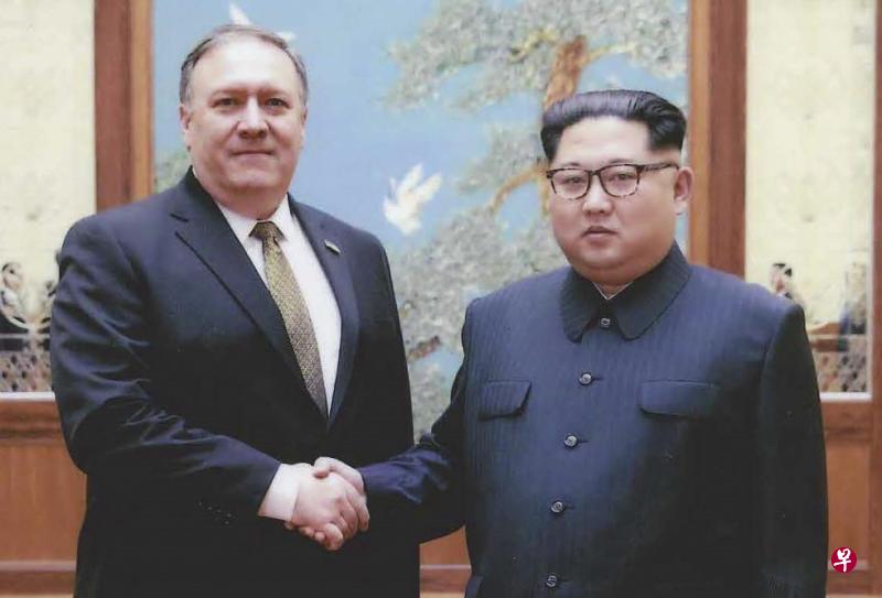 2018年4月26日，美国国务卿蓬佩奥（左）在平壤与朝鲜领袖金正恩会谈。（法新社）