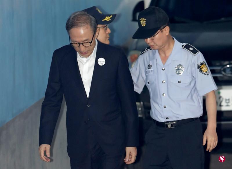 韩国前总统李明博（左）。（新华社档案照）