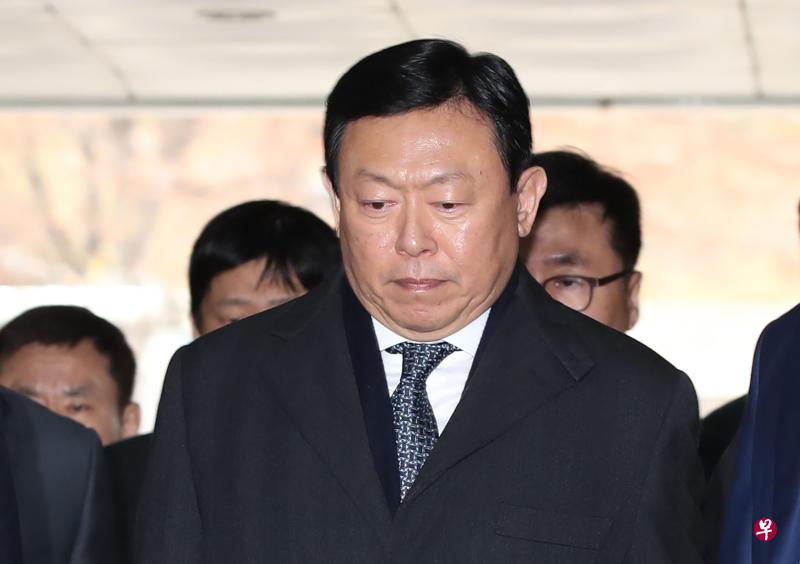 2017年12月22日，韩国乐天集团会长辛东彬抵达首尔中央地方法院接受审判。（法新社）