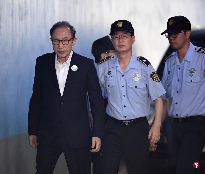 这是9月6日李明博（左一）被带上庭的情景，他昨天因“身体不适”没有出庭听判。（法新社） 