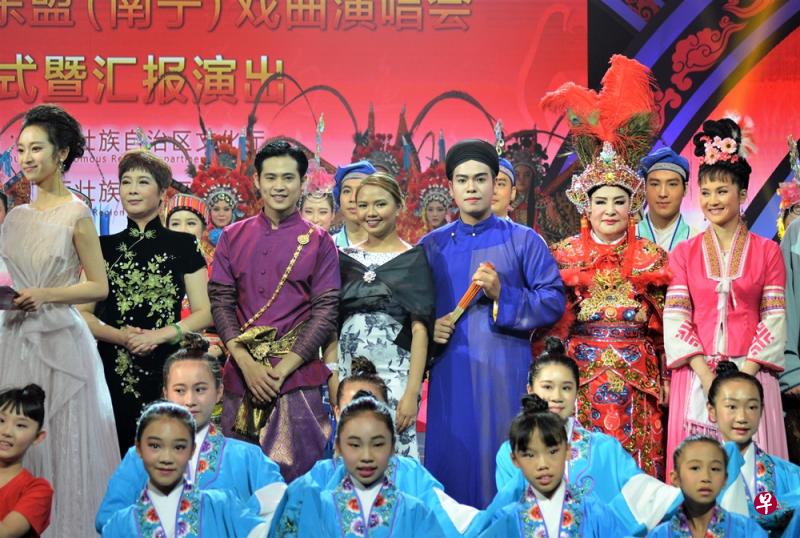 “中国东盟戏曲演唱会”闭幕礼，11国三代演员同台演出。站立者右二为作者。（作者提供）
