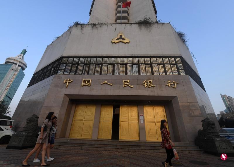 中国央行昨天宣布今年内第四次降准，从本月15日起对大部分银行降准一个百分点。（中新社）