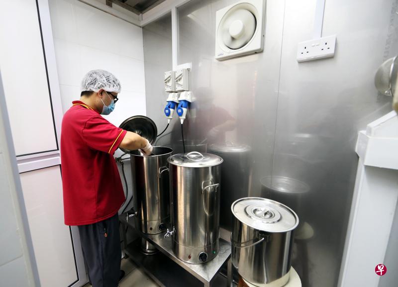 蜂标燕窝保健品的芳林大厦分店为迎合新规定，特地分隔出一个面积5平方米的小房间来烹煮凉茶。（吴伟国摄）