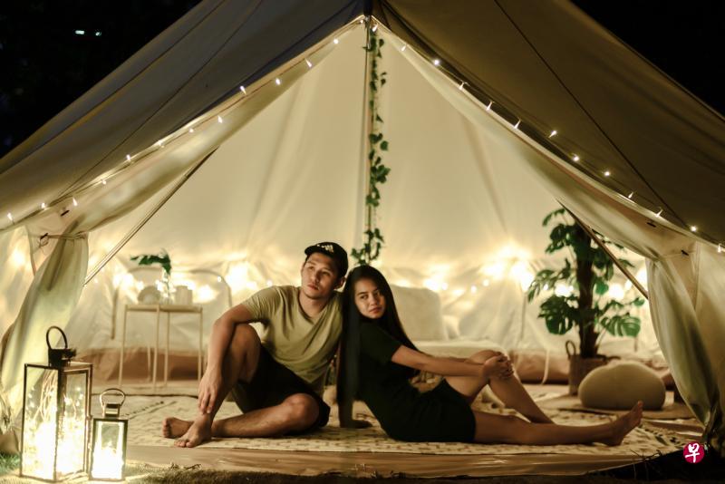 Glamping City创办人蓝锦源和女友。（受访者提供照片）