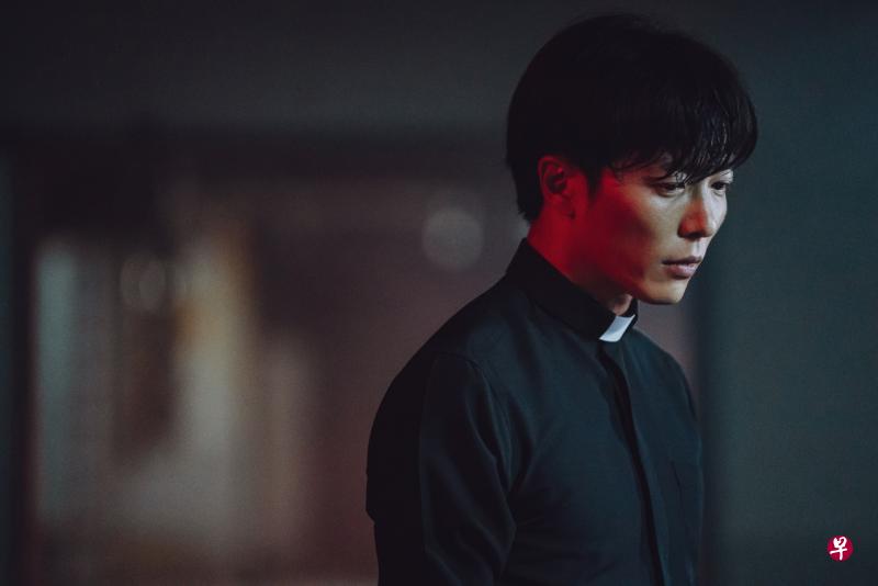 金材昱在《客：The Guest》饰演一个待人冷漠的神父。（Viu提供）