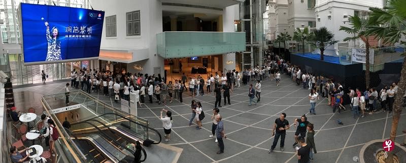 惜别会下午4时开始，但现场已有超过百名公众冒雨到场排队。（林泽锐摄） 