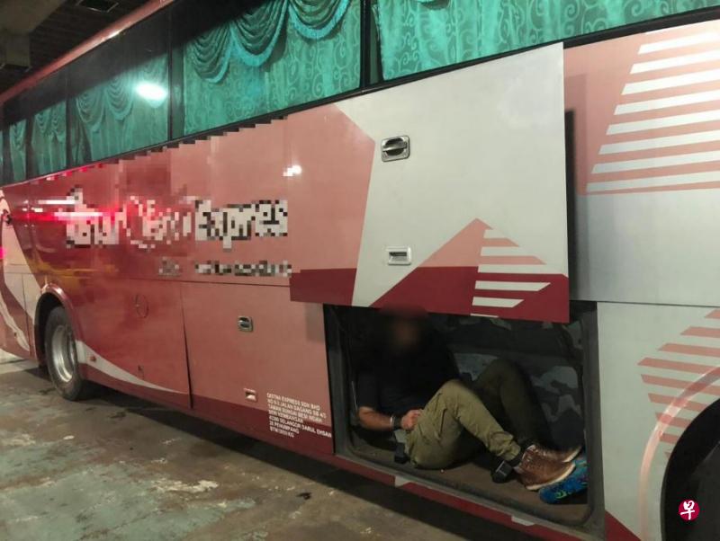 移民与关卡局人员发现25岁的印度男子躲在巴士行李隔间，企图非法出境。（移民与关卡局提供）